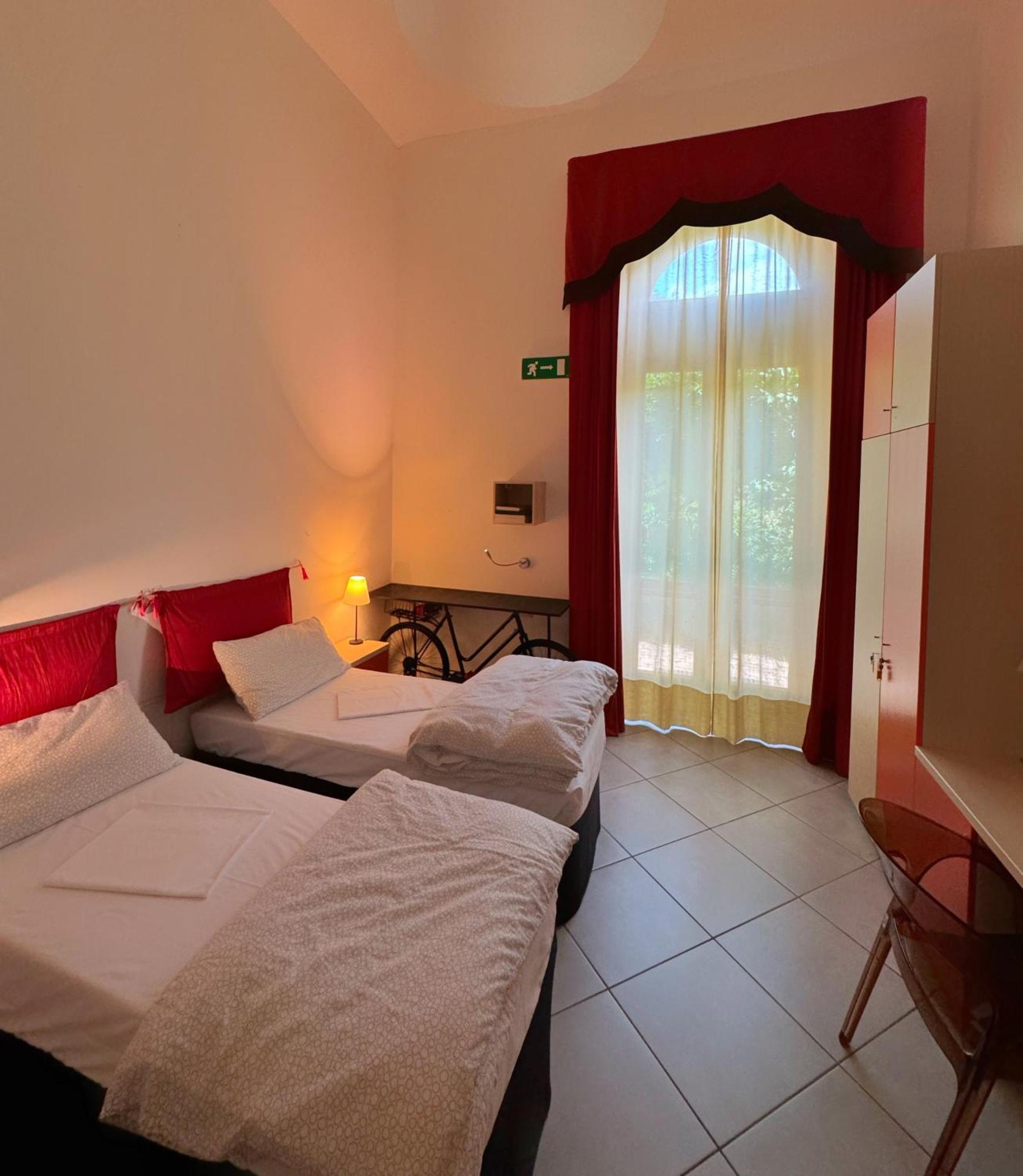 Auberge De La Gare - Dortoir & Ostello Hone Bagian luar foto