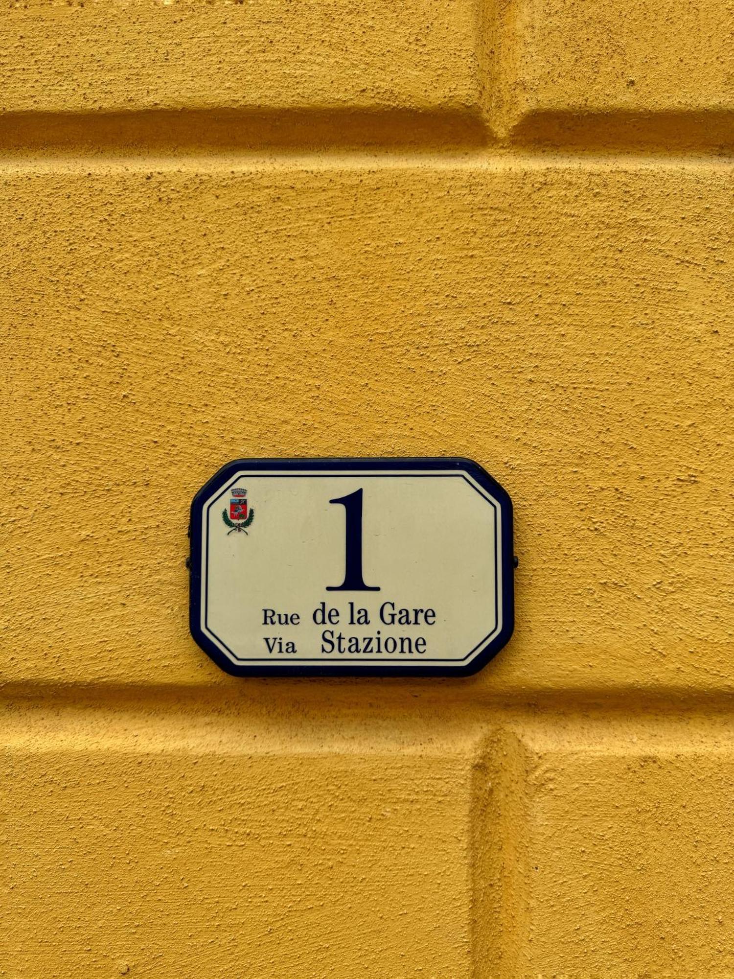 Auberge De La Gare - Dortoir & Ostello Hone Bagian luar foto