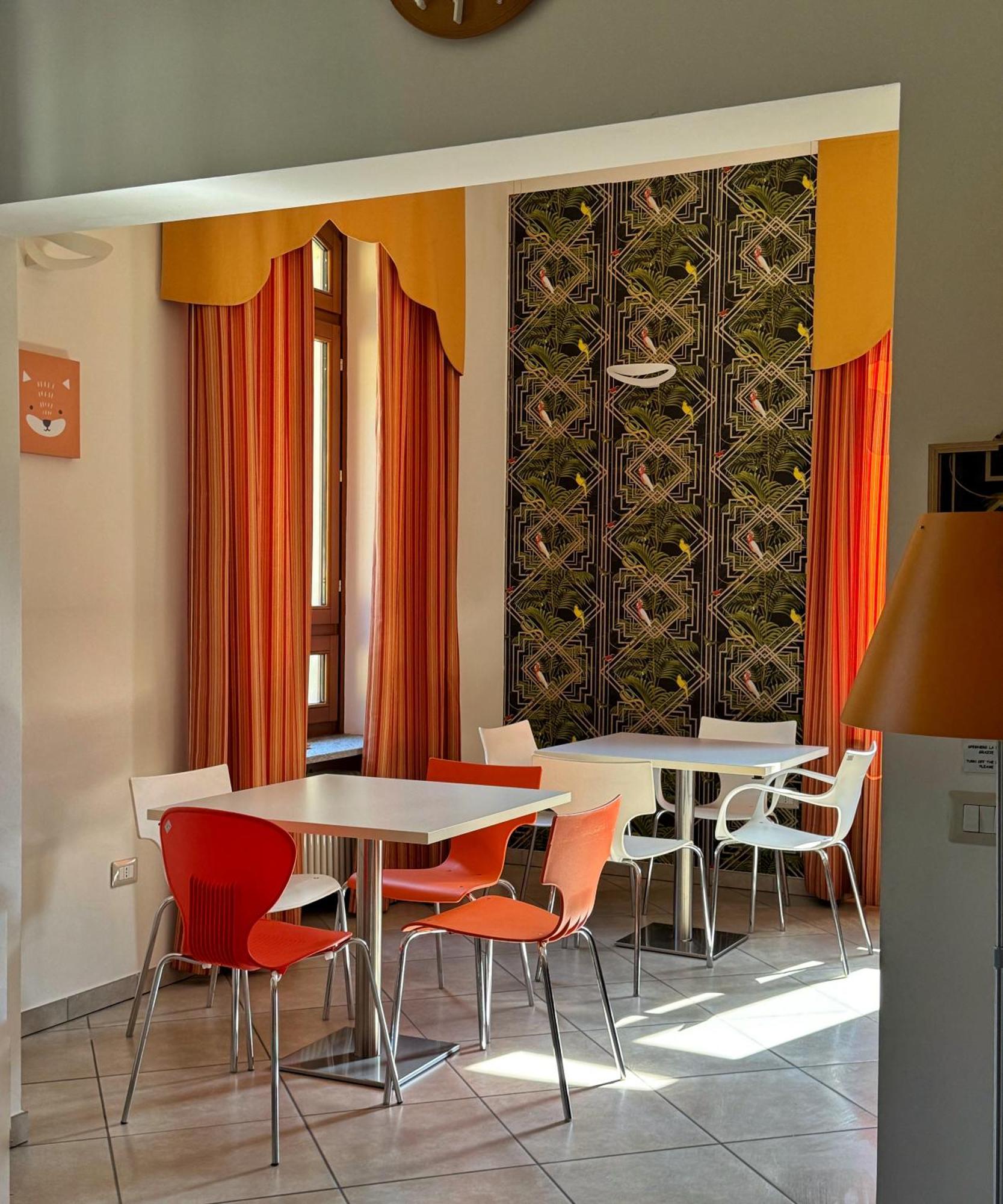 Auberge De La Gare - Dortoir & Ostello Hone Bagian luar foto