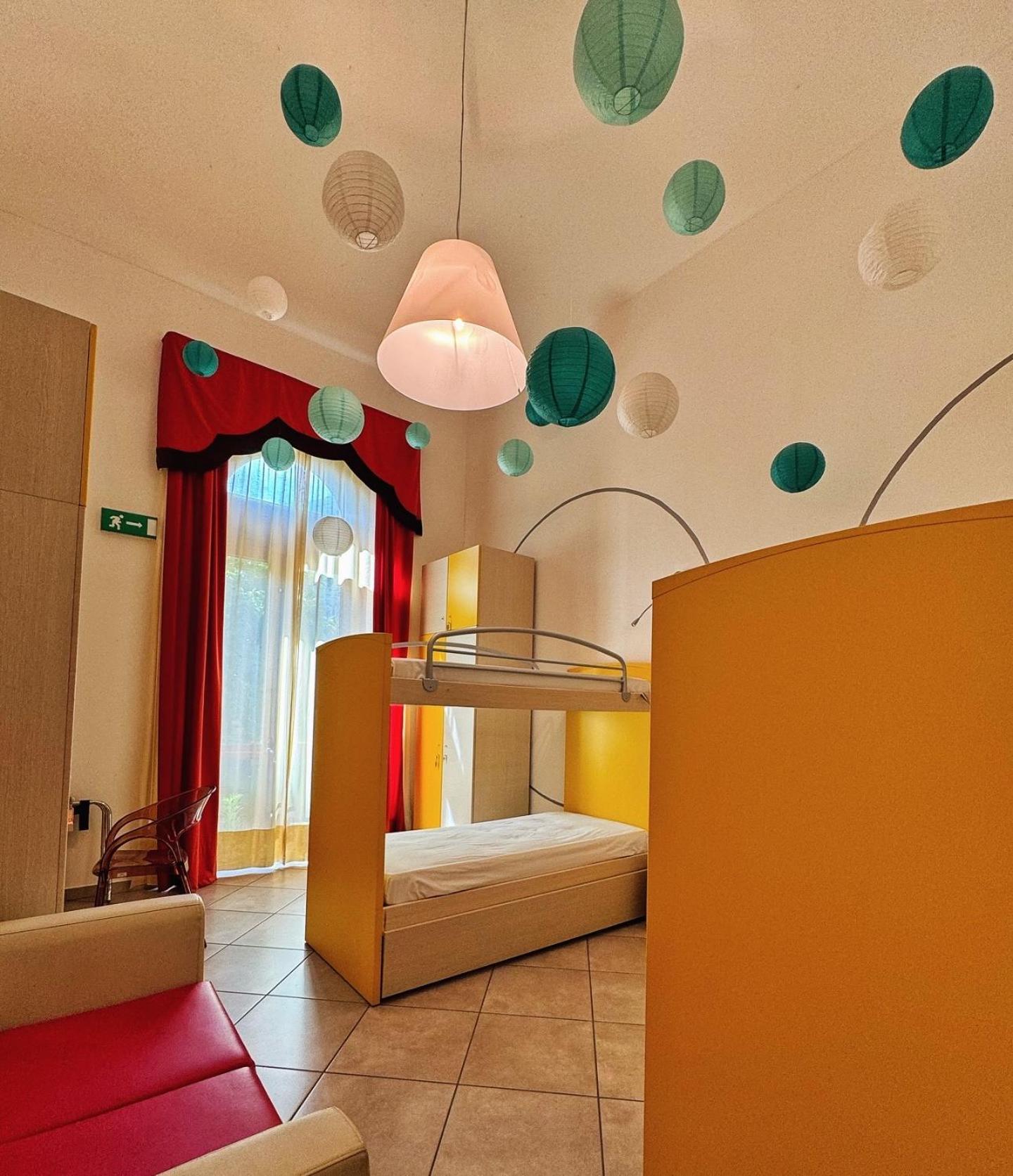 Auberge De La Gare - Dortoir & Ostello Hone Bagian luar foto