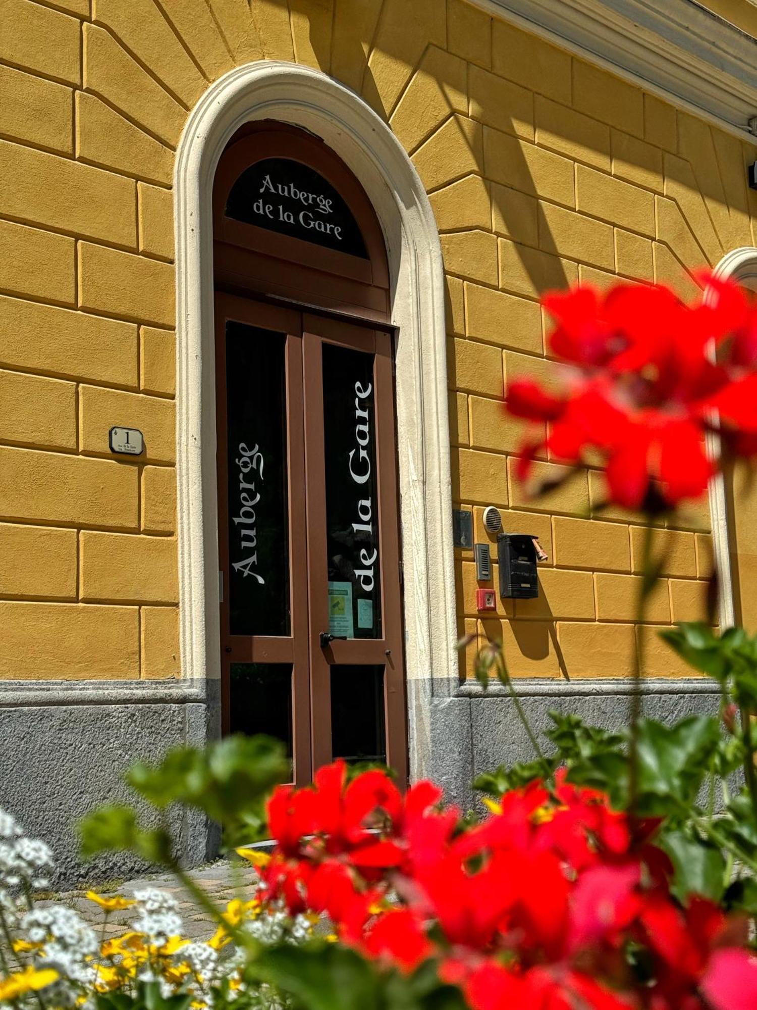 Auberge De La Gare - Dortoir & Ostello Hone Bagian luar foto