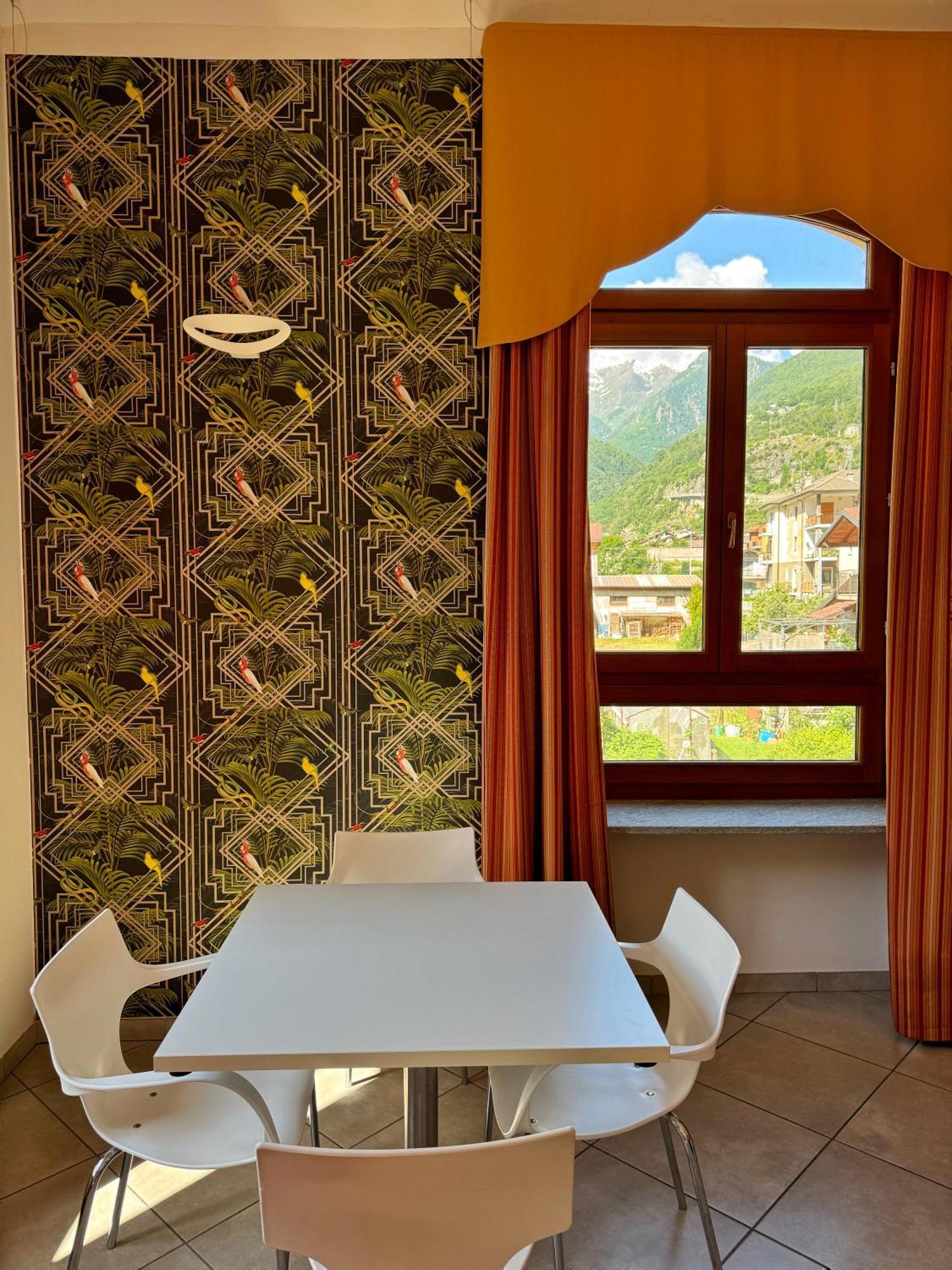 Auberge De La Gare - Dortoir & Ostello Hone Bagian luar foto