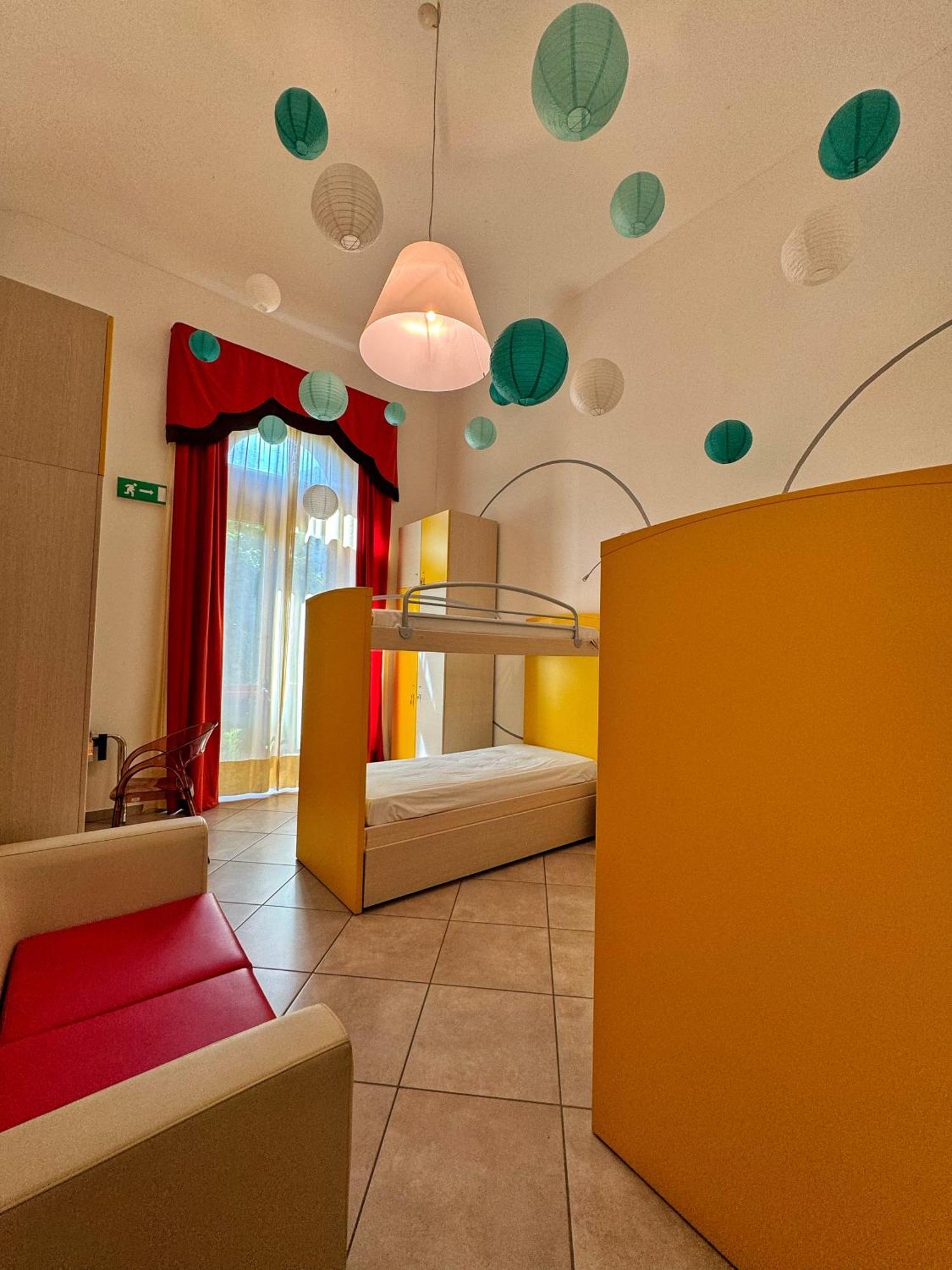 Auberge De La Gare - Dortoir & Ostello Hone Bagian luar foto